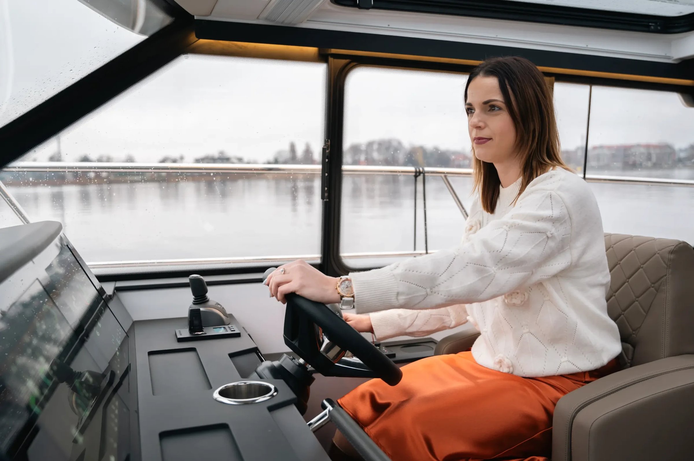 Aquador 400 HT, vrouw achter stuur stuurstand