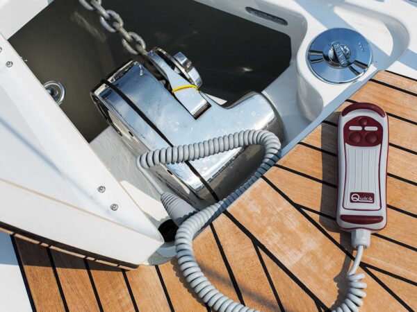Bavaria CRUISER 34, ankerlier met bedieningsapparaat op dek