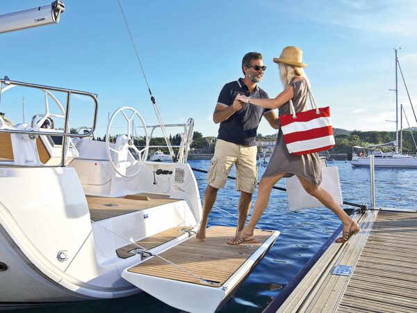 Bavaria CRUISER 37, koppel loopt van boot naar steiger