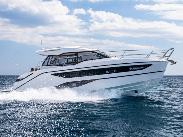 Bavaria SR38, witte motorboot varend op zee