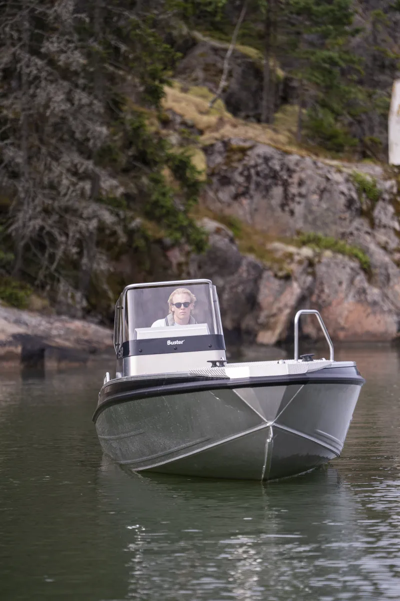 Buster L1, boot op water met bestuurder