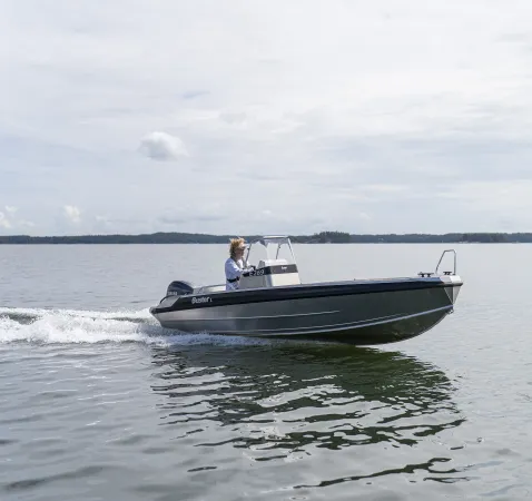 Buster L1, boot varend op meer