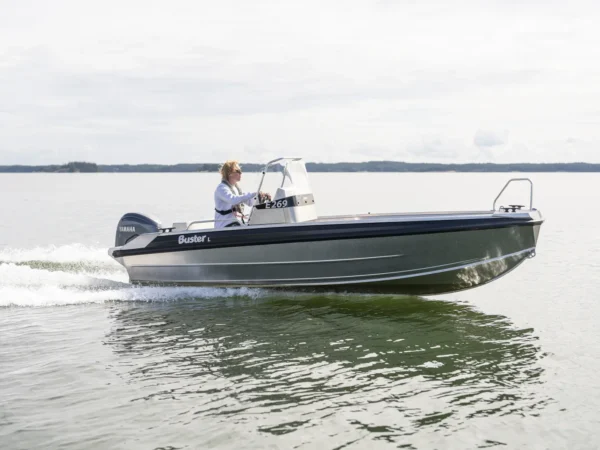 Buster L1, boot varend op water