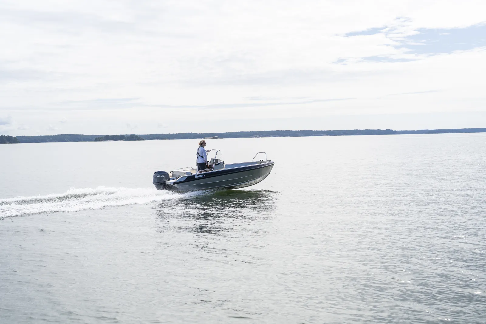 Buster L1, boot varend op zee