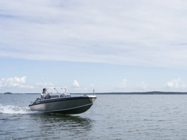 Buster L2, boot varend op water