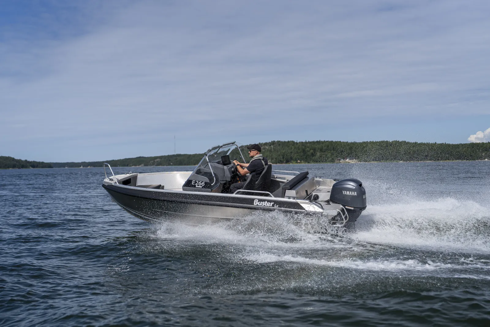 Buster Lx, boot varend met snelheid