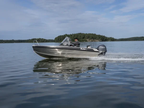 Buster Lx, boot varend op water