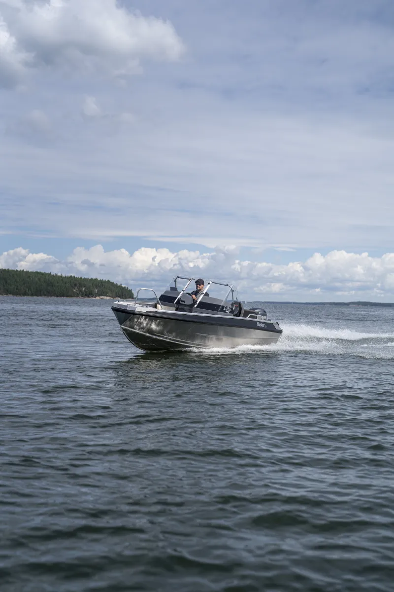 Buster Lx, boot varend op zee