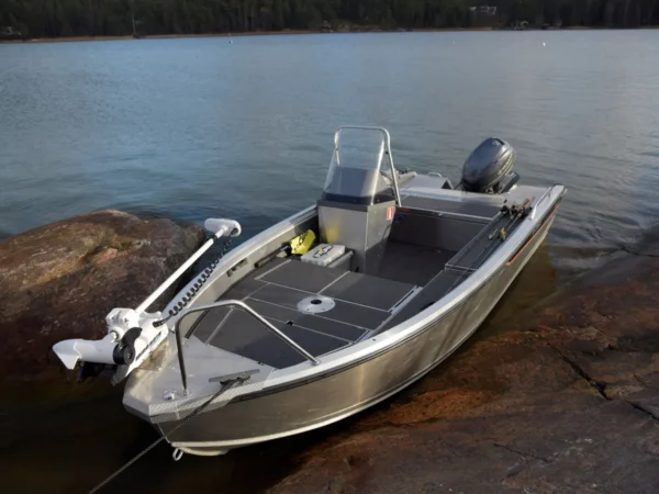 Buster M1, aluminium boot aangemeerd bij rotsen