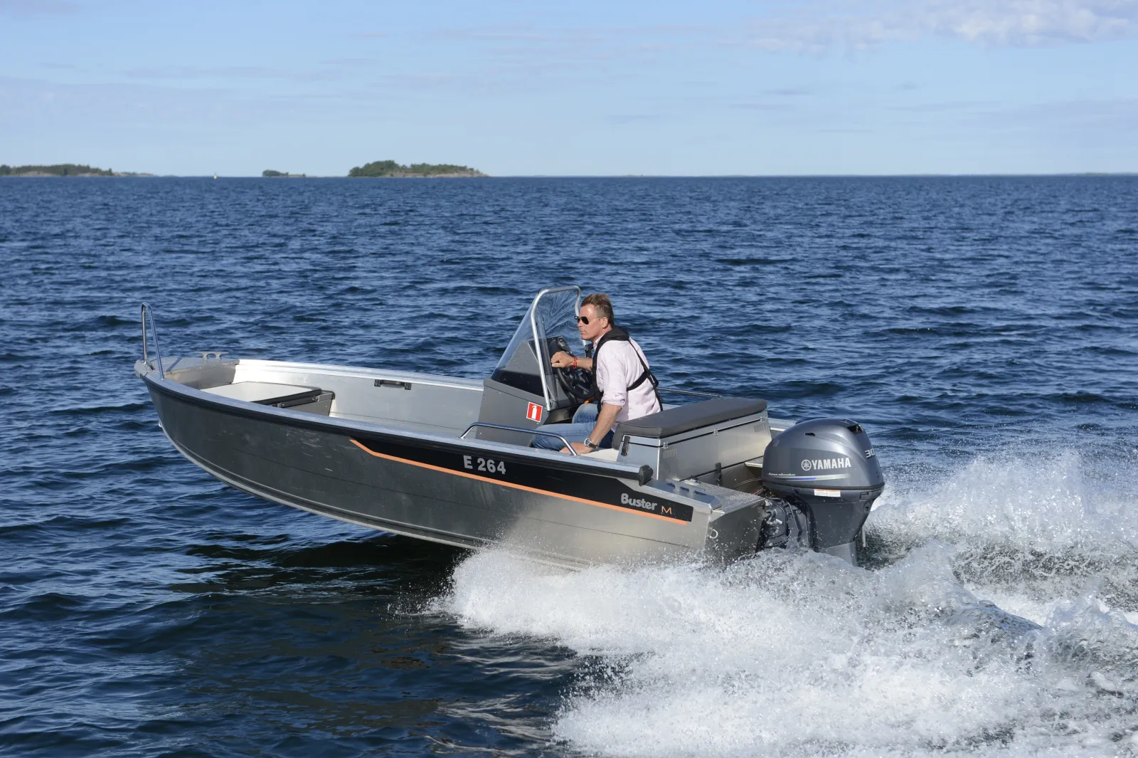Buster M1, boot varend op zee