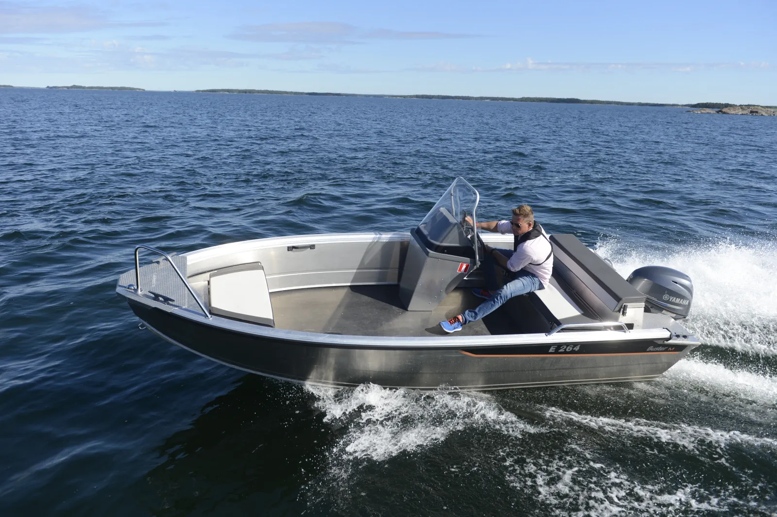 Buster M1, boot varend op zee