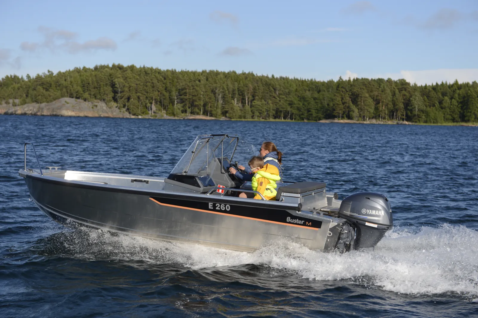 Buster M2, boot varend met passagiers op meer