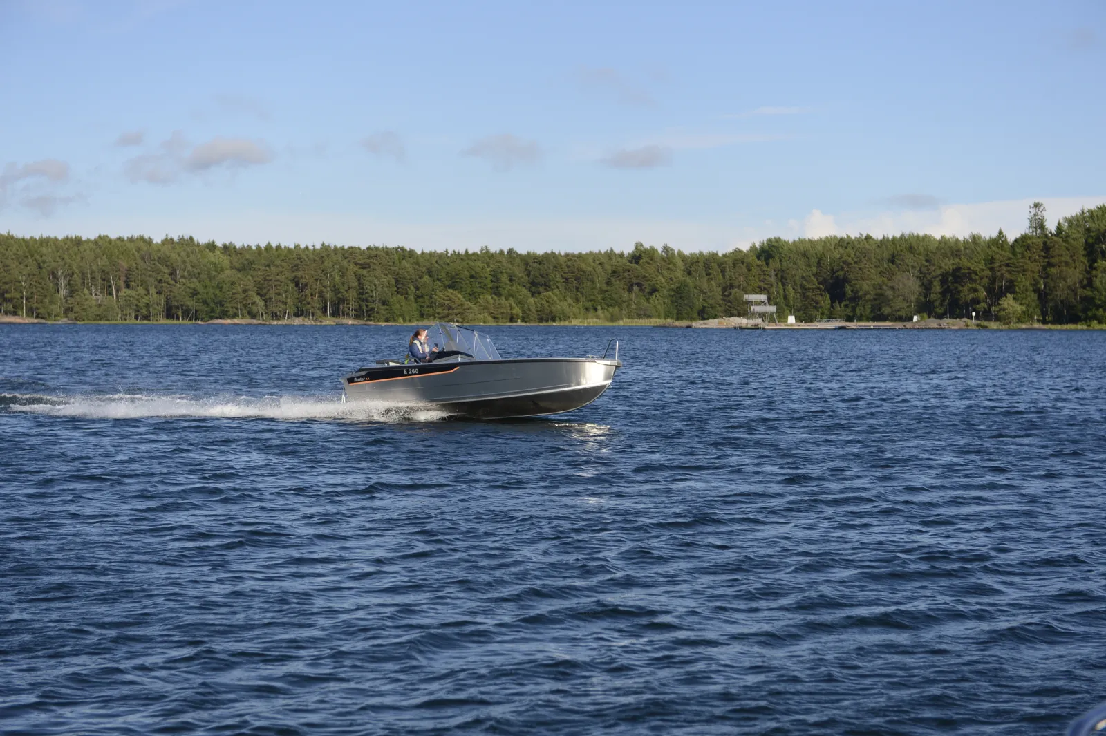 Buster M2, boot varend op meer