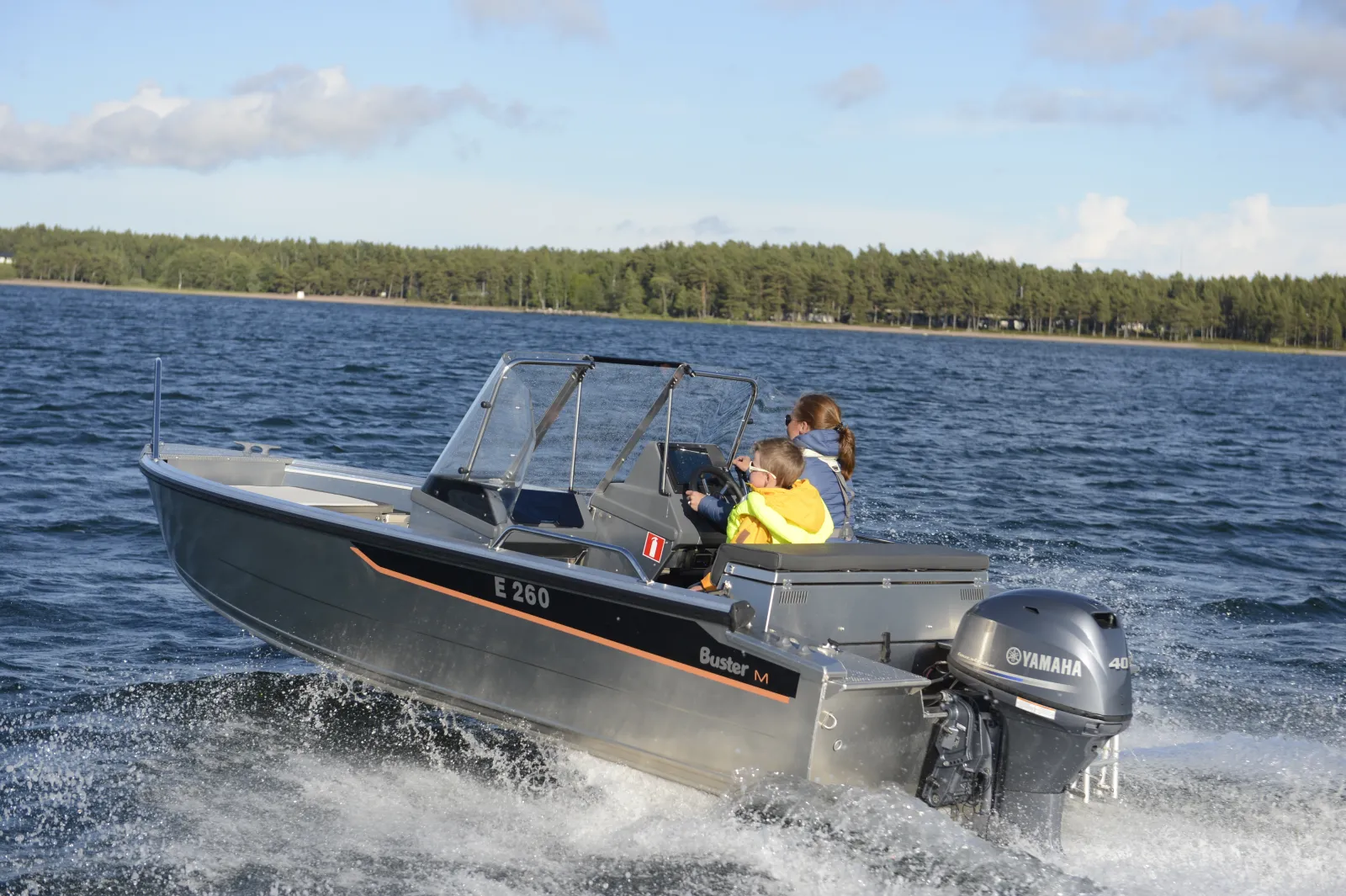 Buster M2, boot varend op water