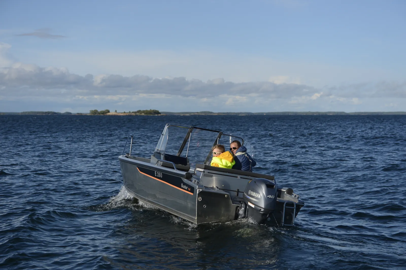 Buster M2, boot varend op zee