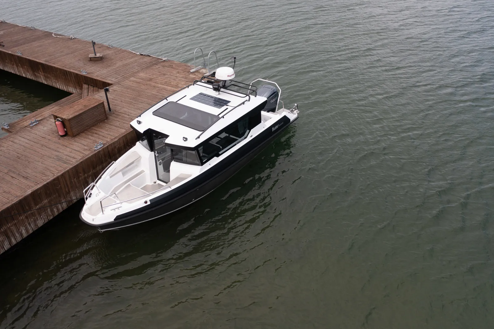 Buster Magnum Cabin, boot afgemeerd aan steiger