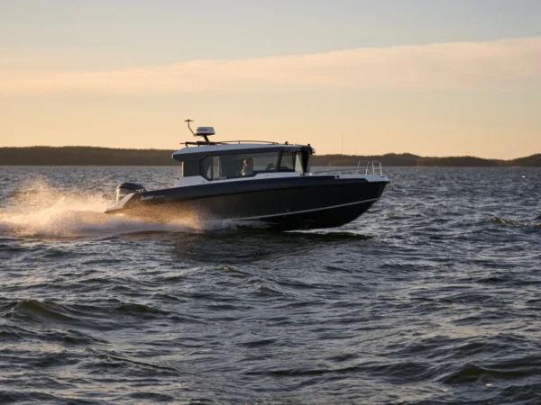 Buster Magnum Cabin, boot varend bij zonsondergang