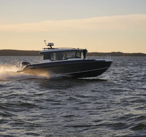 Buster Magnum Cabin, boot varend op water