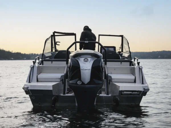 Buster Magnum V MAX, boot met buitenboordmotor op water