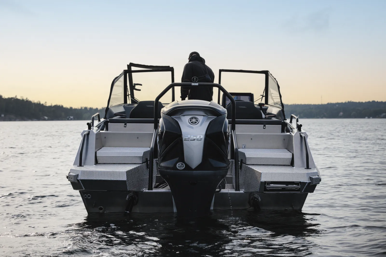 Buster Magnum V MAX, boot met buitenboordmotor op water