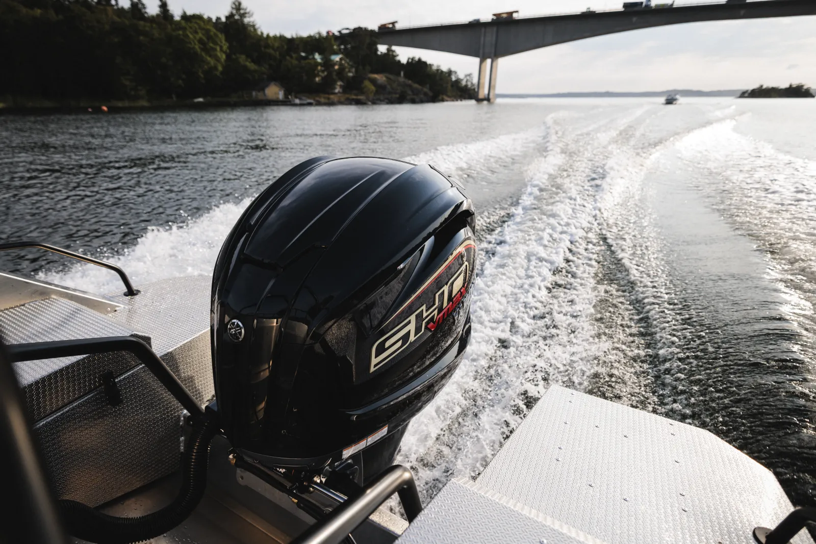 Buster Magnum V MAX, buitenboordmotor met kielzog achter boot