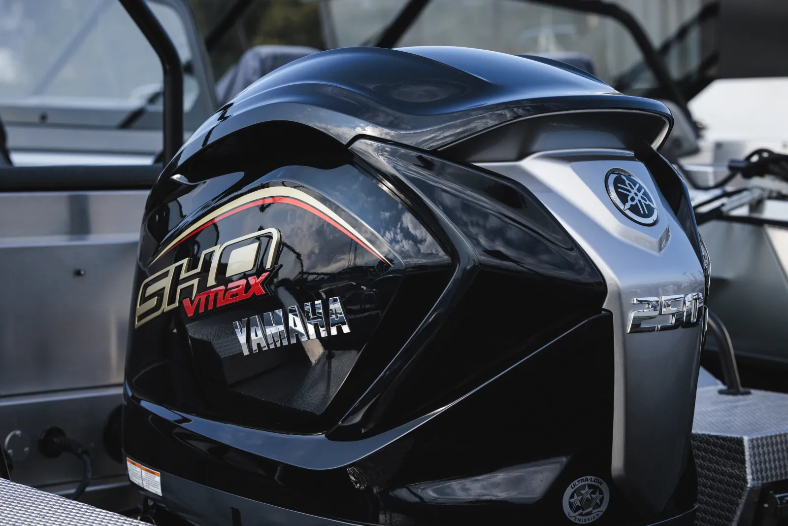 Buster Magnum V MAX, close-up buitenboordmotor yamaha
