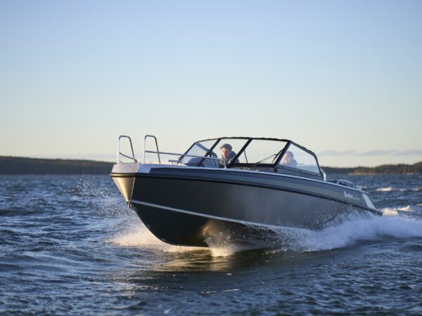 Buster Magnum, boot varend op water