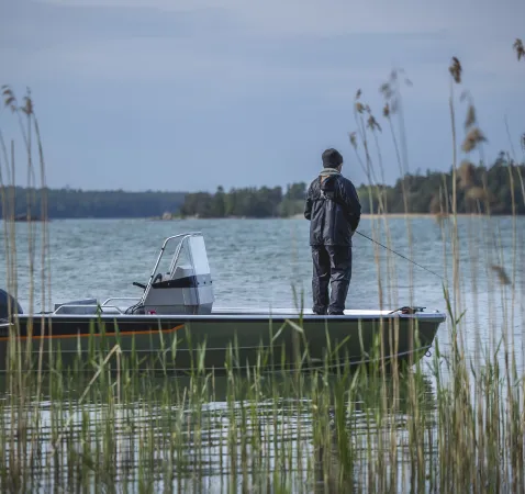 Buster Mcc, visser staande op boot