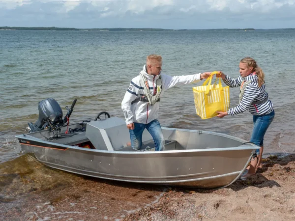 Buster Mini Sport, boot aan strand met tas