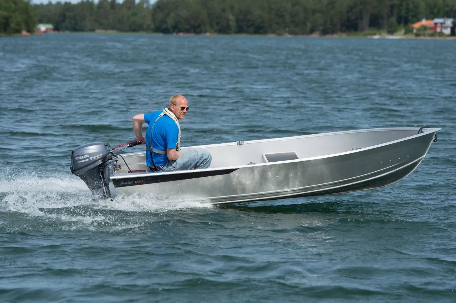 Buster Mini, boot vaart snel over water