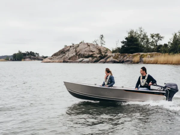 Buster Mini, kleine boot vaart op water