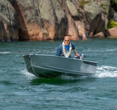 Buster Mini, man vaart met boot