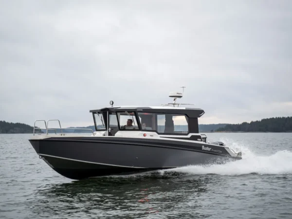 Buster Phantom Cabin, boot varend op water