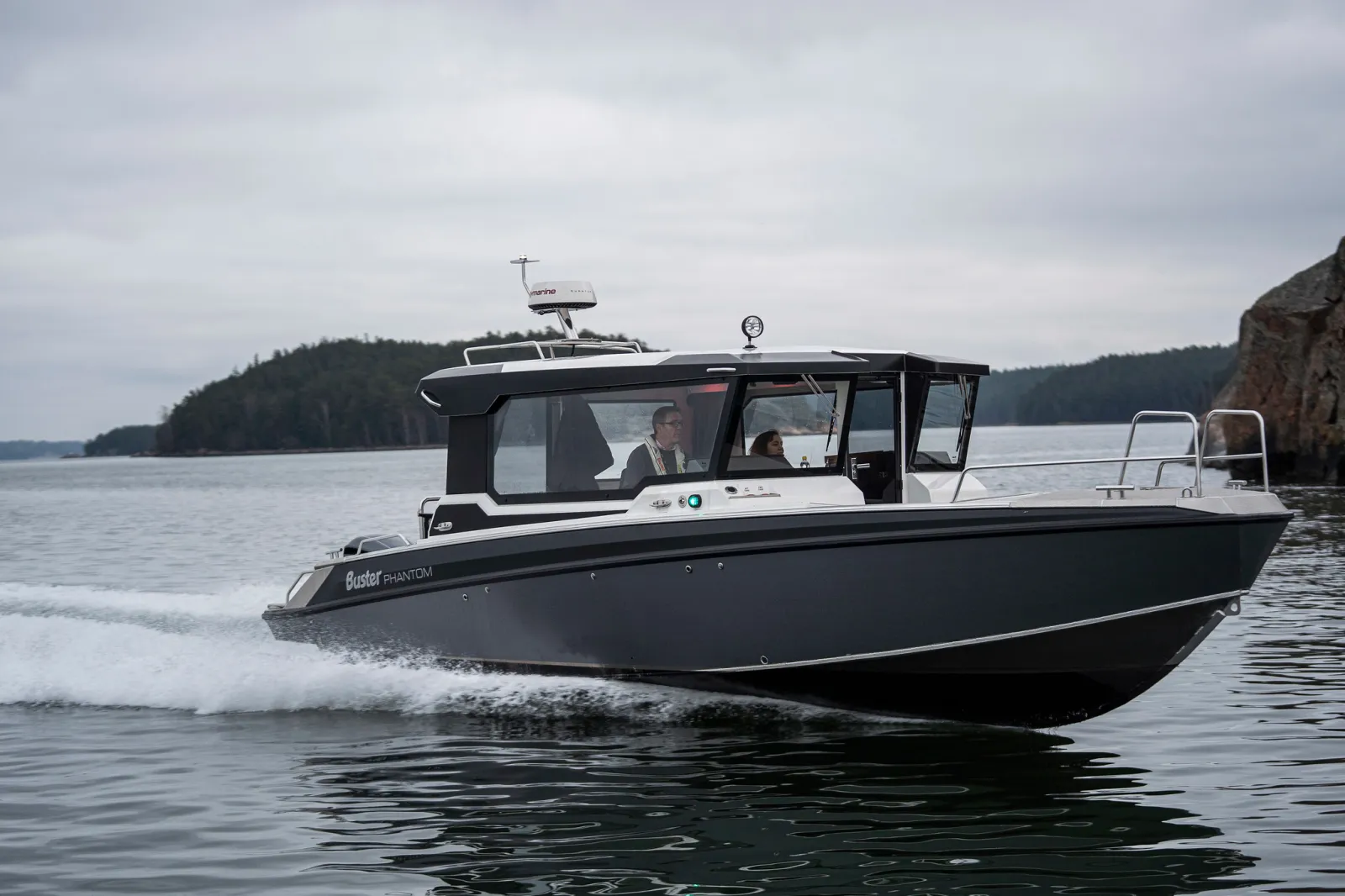 Buster Phantom Cabin, boot varend op zee