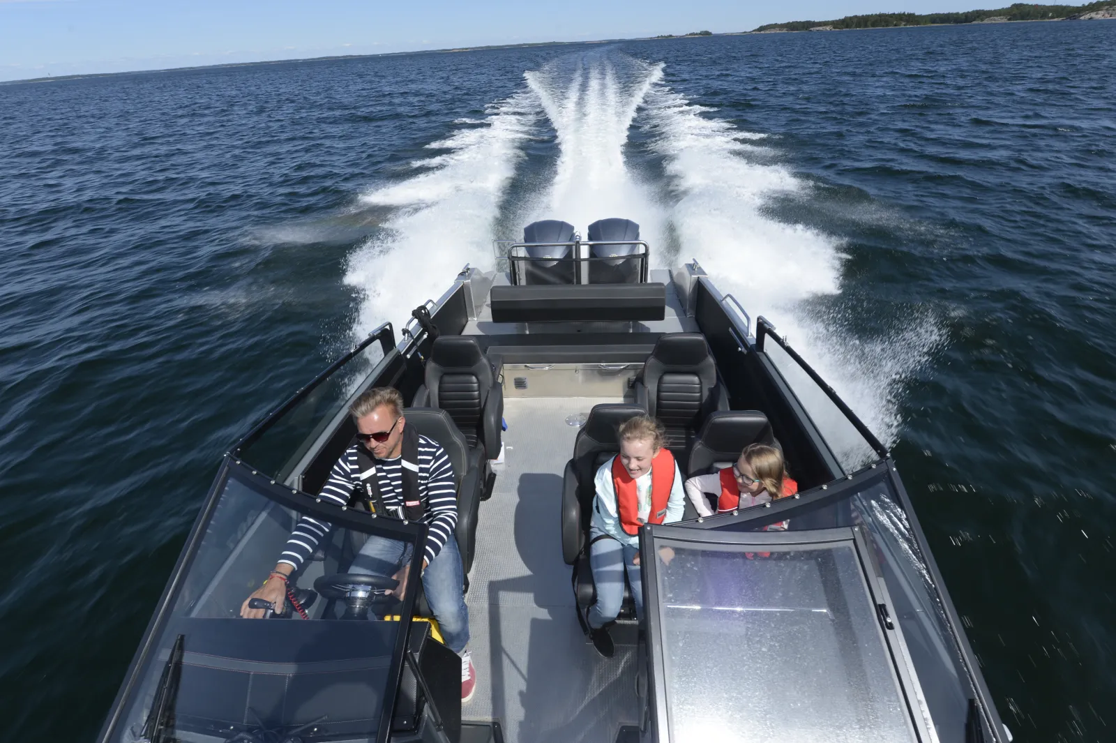 Buster Phantom, boot varend met passagiers
