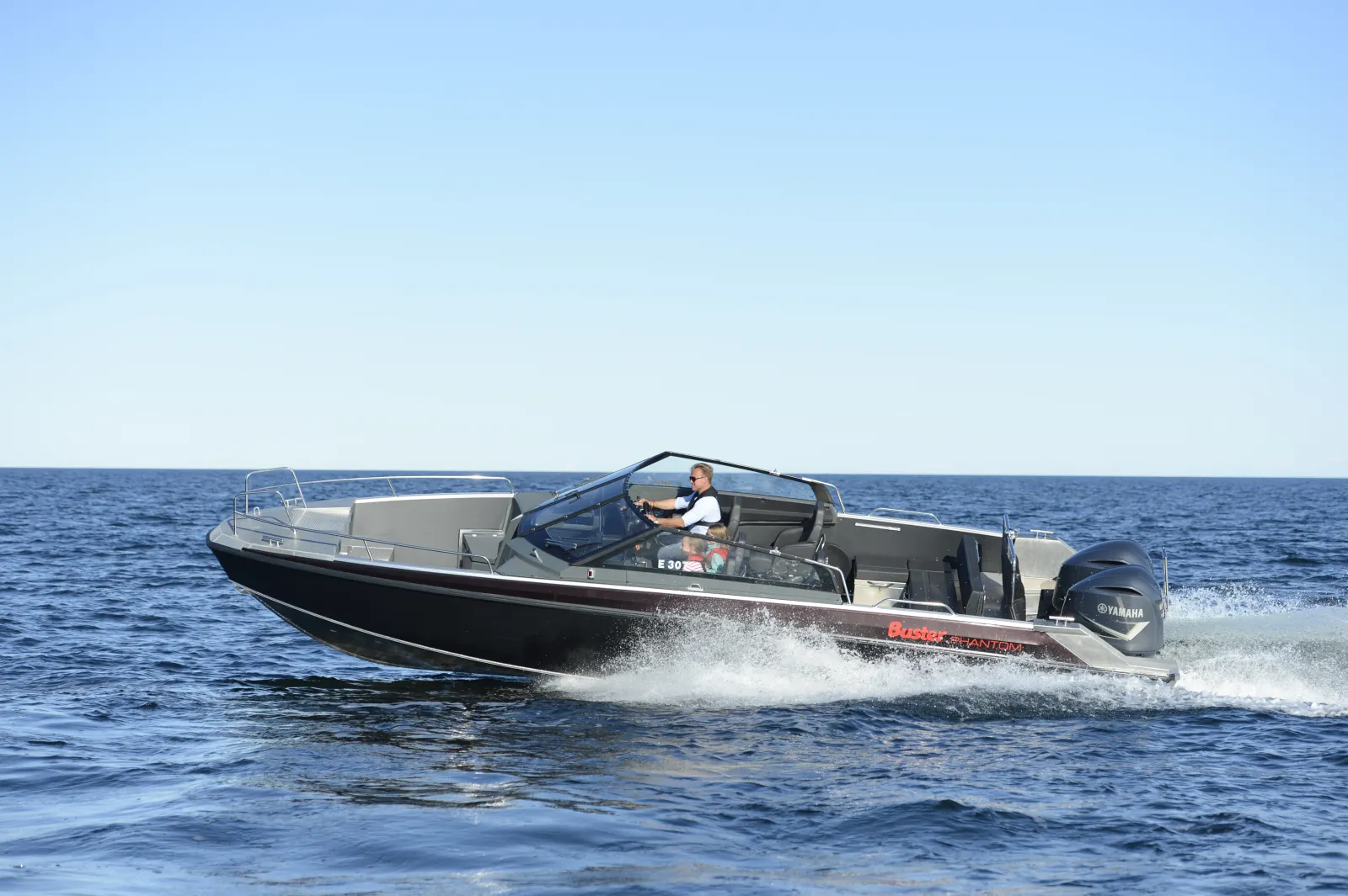 Buster Phantom, boot varend op zee