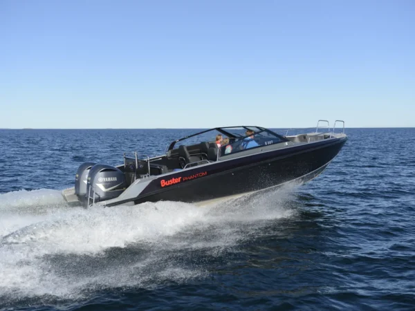 Buster Phantom, speedboot varend op zee