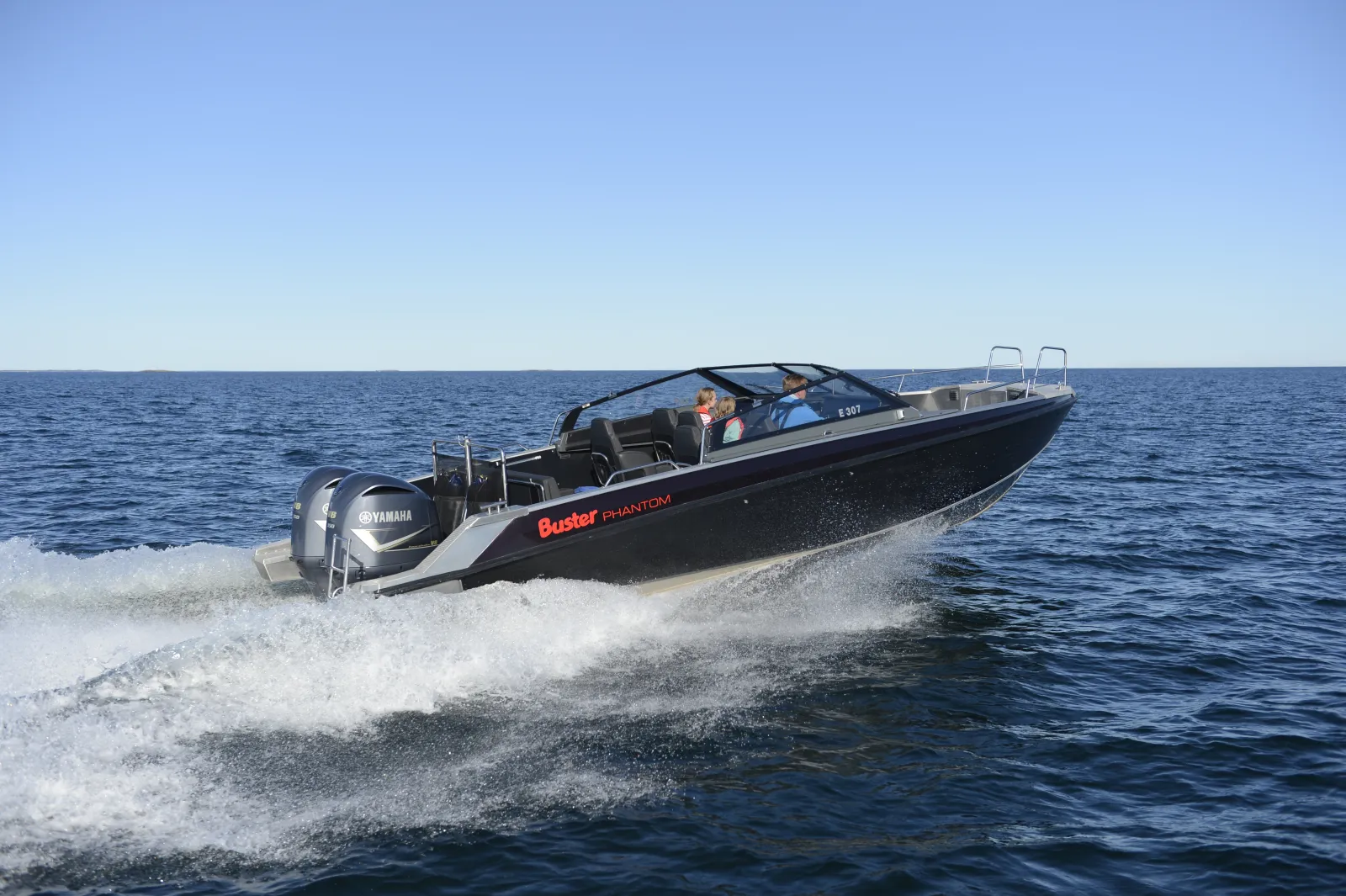 Buster Phantom, speedboot varend op zee