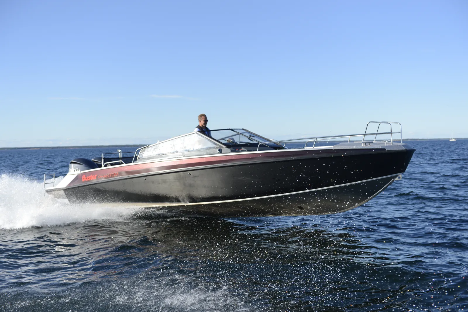 Buster Phantom, speedboot varend op zee