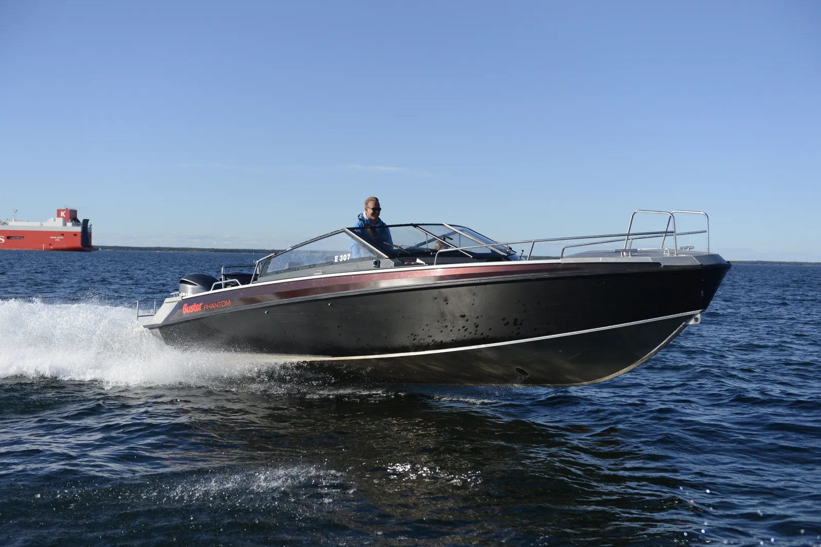 Buster Phantom, speedboot varend op zee
