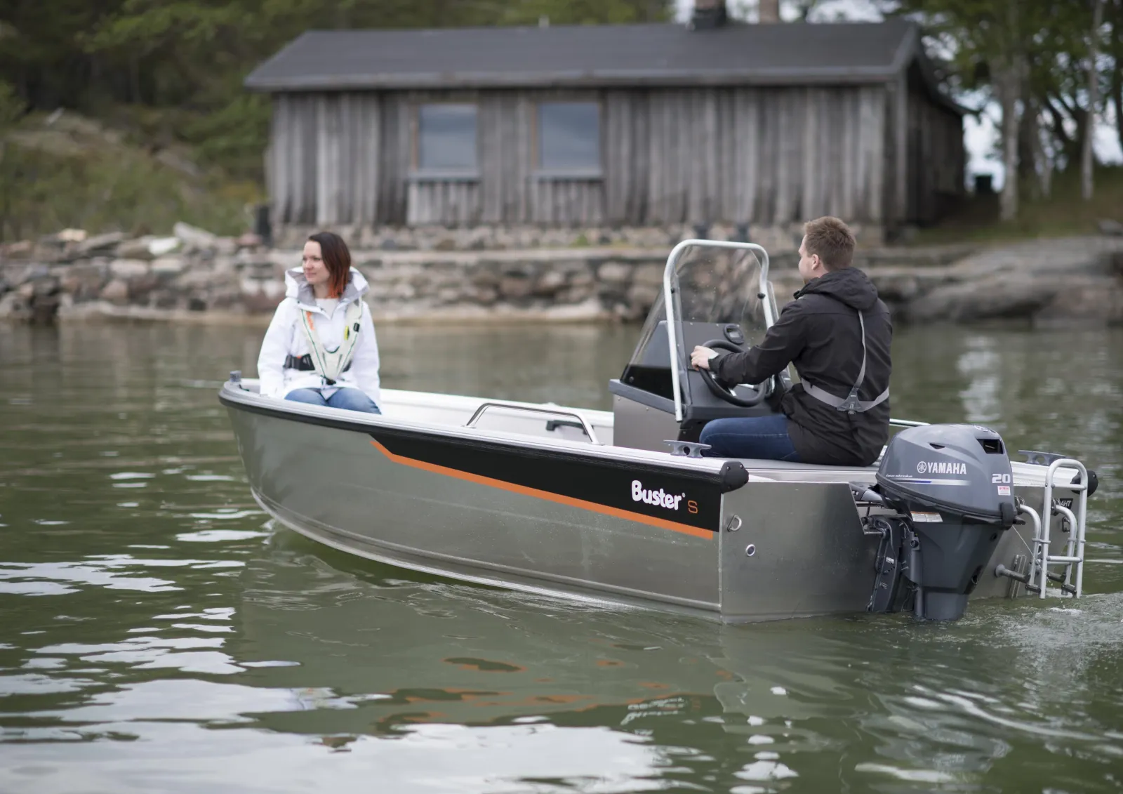 Buster S1, boot varend met twee personen