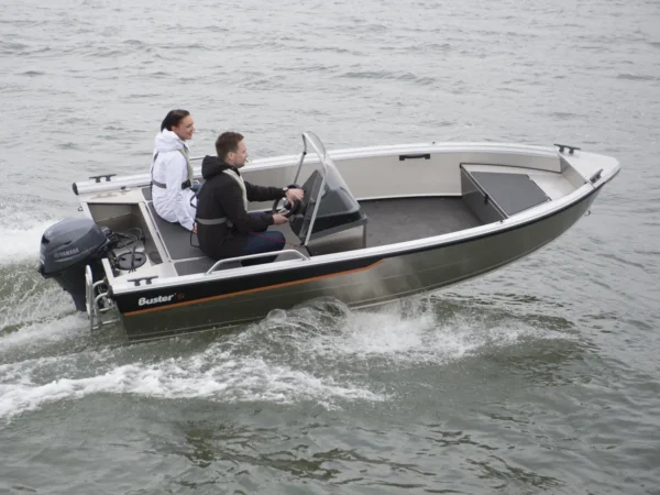 Buster S1, boot varend op water