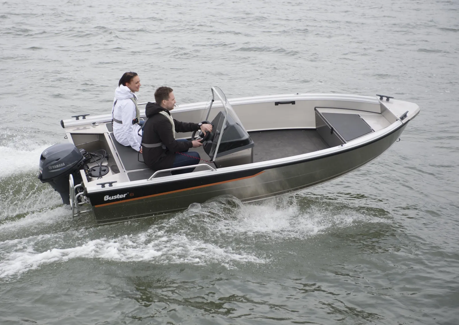 Buster S1, boot varend op water