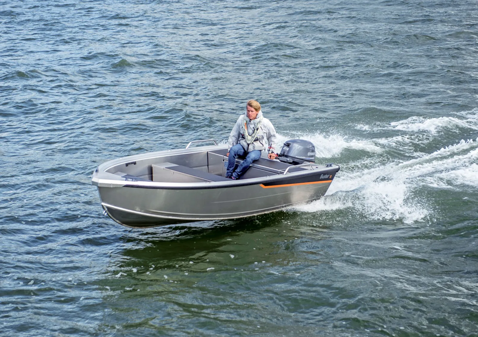 Buster S, boot varend op water
