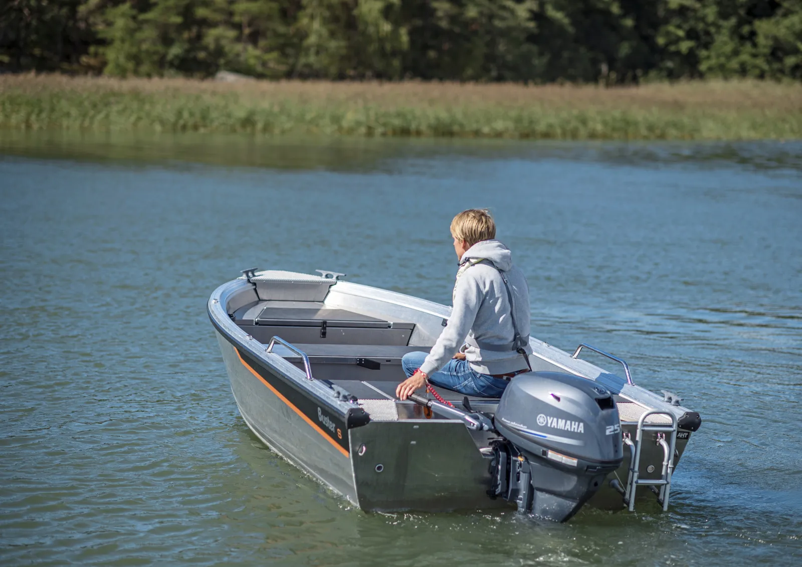 Buster S, kleine boot vaart op meer