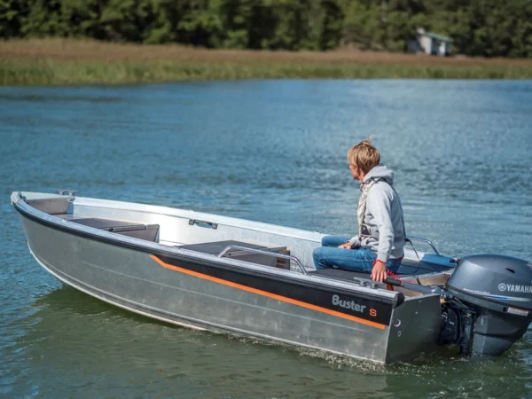 Buster S, kleine boot vaart op rivier