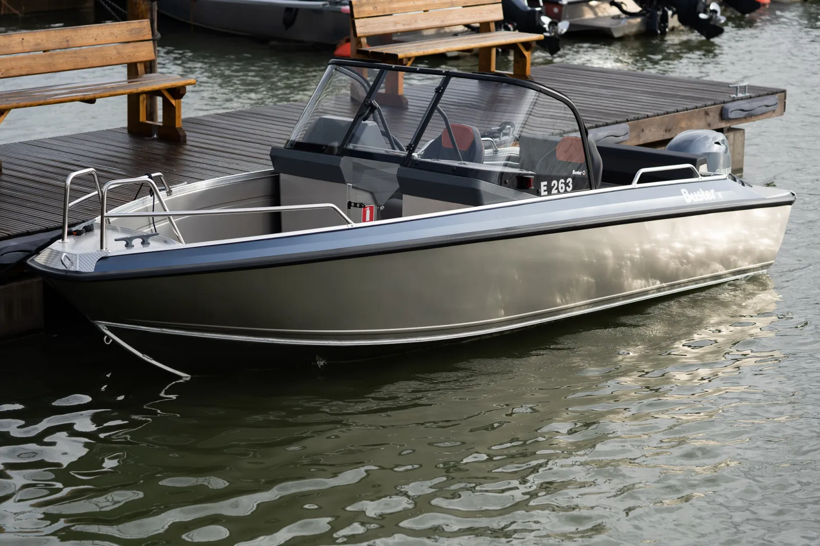 Buster X, boot aangemeerd bij steiger