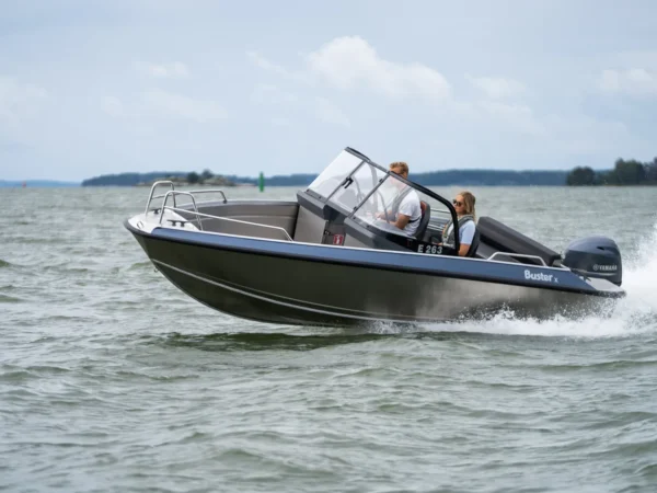 Buster X, boot varend op water