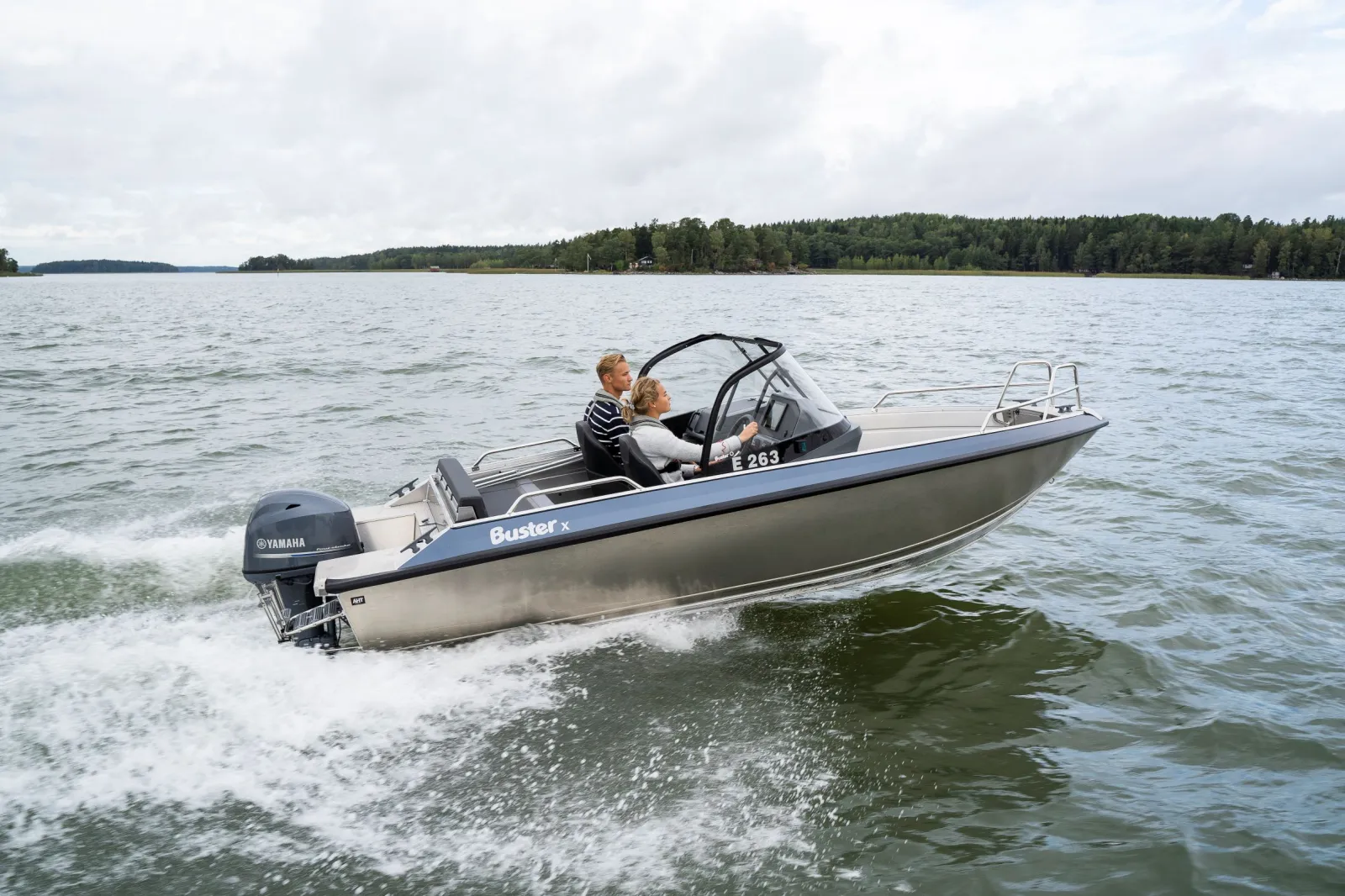 Buster X, boot varend op water