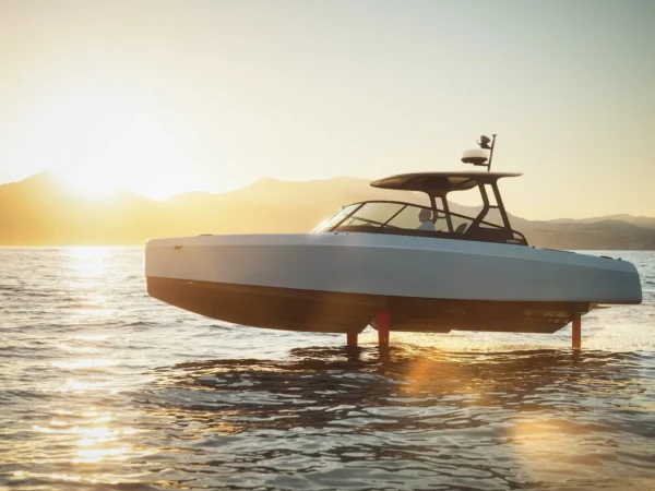 Candela C-8, boot op hydrofoil bij zonsondergang